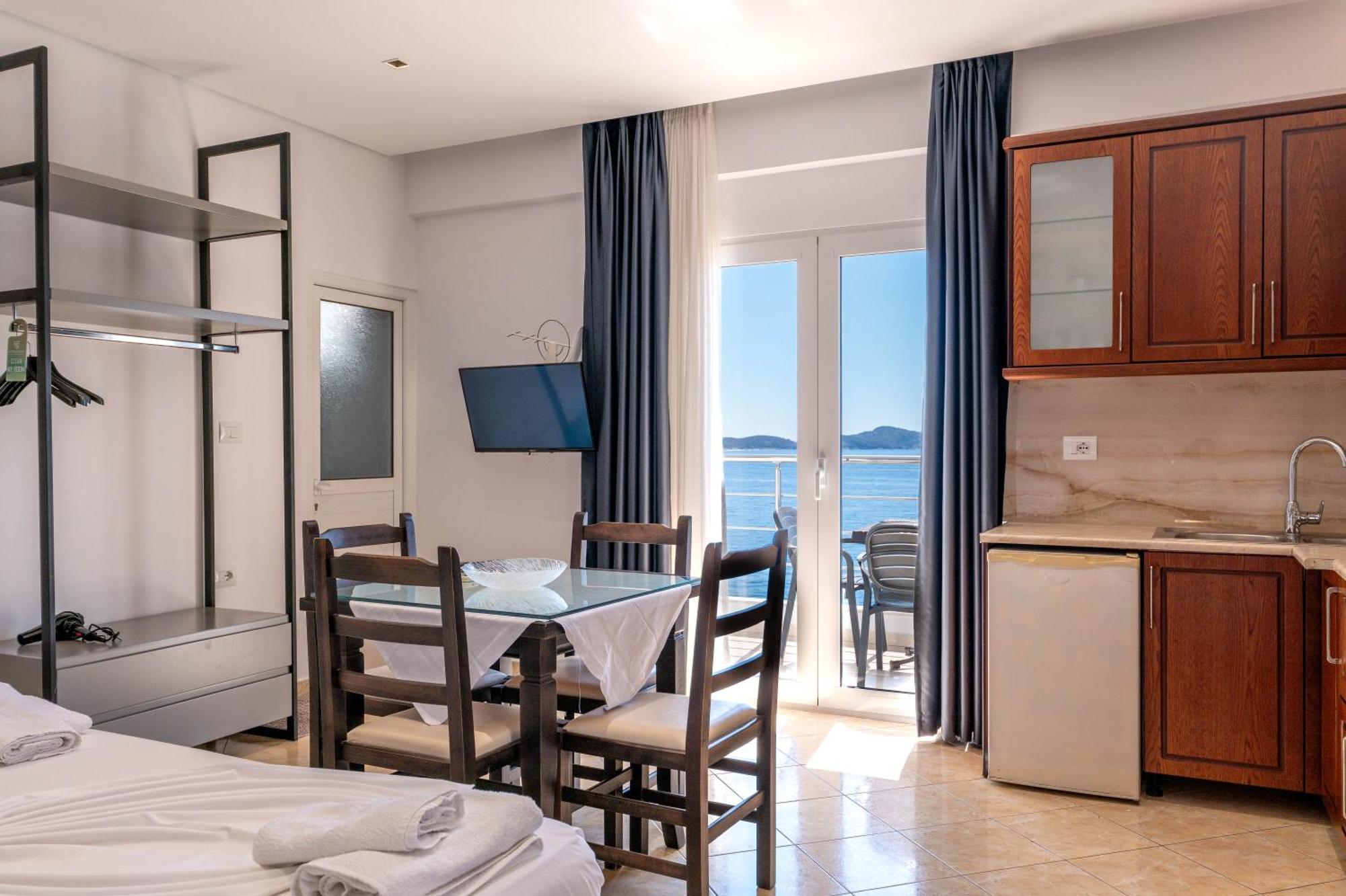 Erioni Hotel ซารานเดอ ภายนอก รูปภาพ